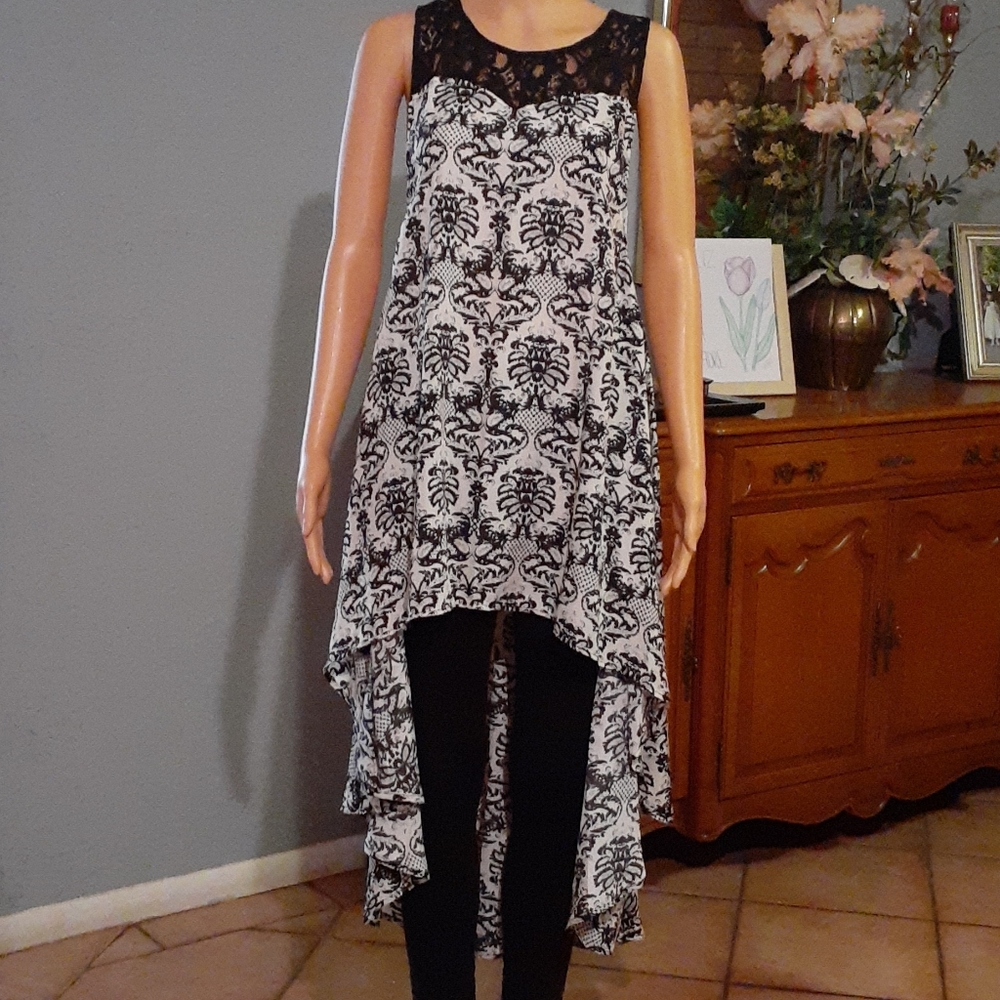 Umgee sleeveless tunic top sz Small